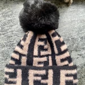 Fendi mössa - Köpte på en vintage butik i Rom så osäker om den är äkta 