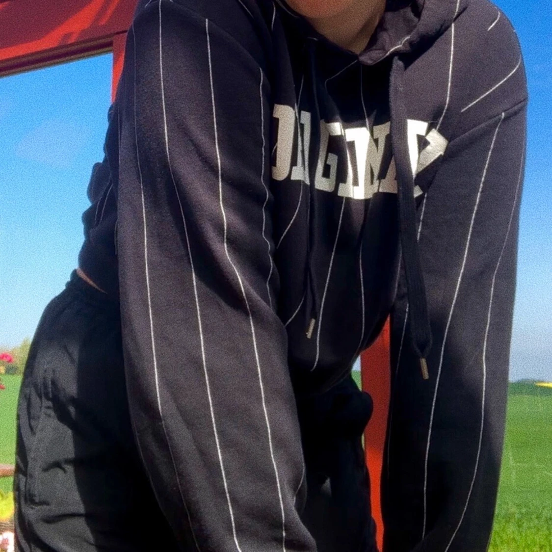 Svart hoodie med tryck - 91