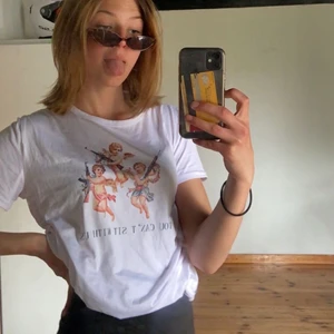 Tröja - As cool tröja där de står ”you can’t sit with us” passar vilken storlek som helst jätte stretchig! Aldrig använd och köpt från white market för 260kr 