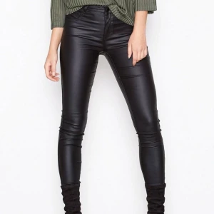 Skinnvaror från veromoda - Fina byxor men dom är tyvärr för små för mig