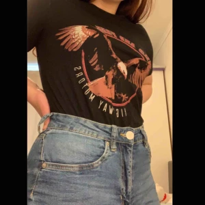 T-shirt - Tröjan har varit använd ett par gånger annars är den gott som ny, FRI FRAKT