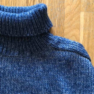  - Blå tjock-polotröja. Jätte bra skick, aldrig använt! Köparen står för frakt! Skriv för mer info💕