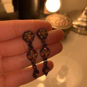 Accessoarer  - Ett par fina orang silvriga örhängen har inte kommit till andvändning så de är i bra skick. FRI FRAKT