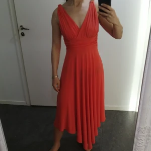 Chiara Forthi klänning - Oanvänd klänning från Chiara Forthi. Jätte härlig material och fin passform🥰 Inköpt för 599kr