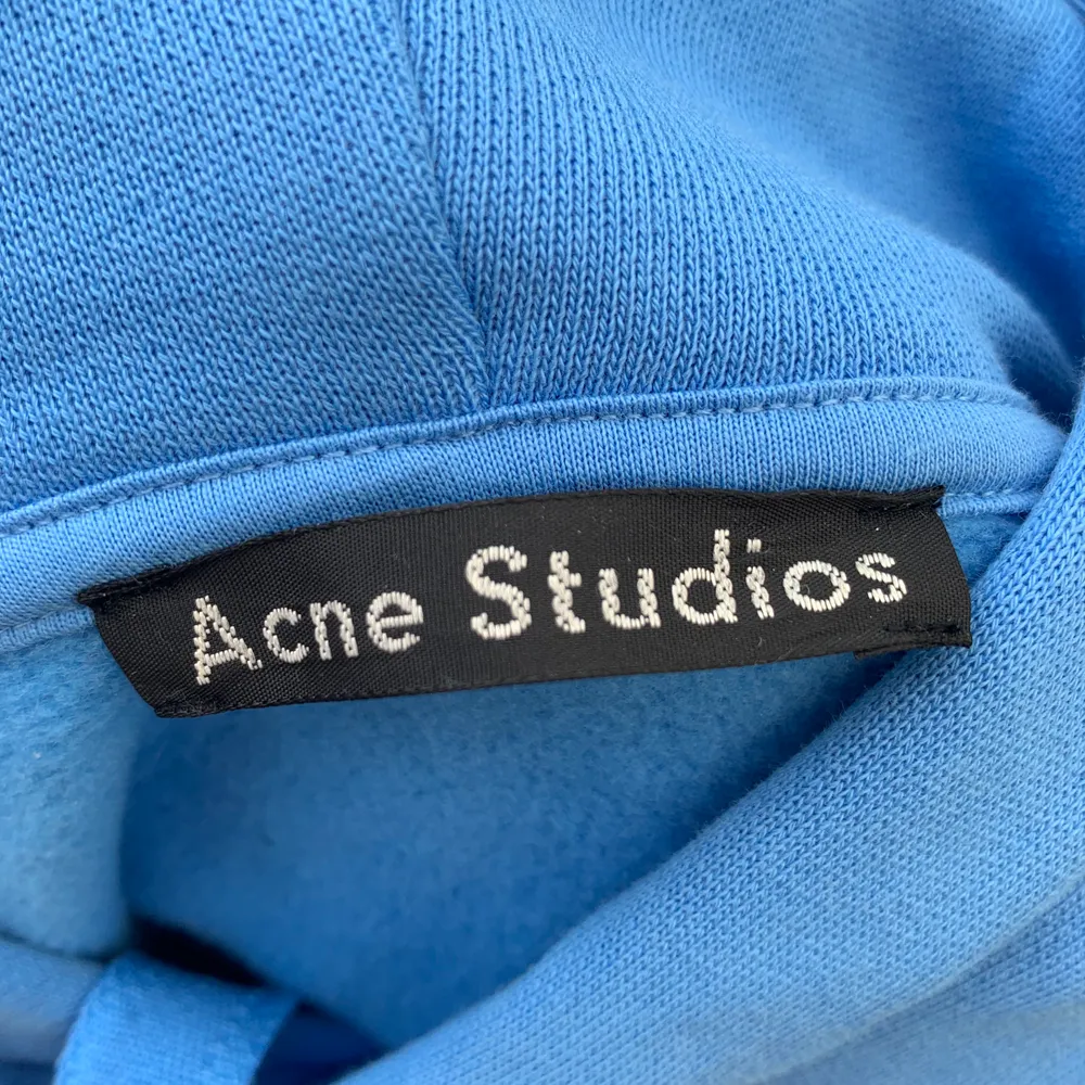 Säljer denna oanvända acne hoodie i en jättefin blå färg! Har glömt bort vilken storlek den är i men skulel säga S/M. Nypris: 4400kr mitt pris: 1500kr. Hoodies.