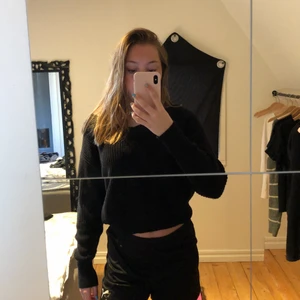 Stickad tröja  - Fin v- ringad stickad tröja från Gina tricot! Den är fint skick och bara använd 3 ggr! 💕