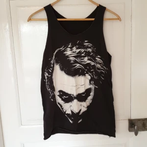 Joker linne  - 100% bomull. Mjukt linne. Knappt använd, bra skick. Passar som oversize för S, men även snygg på L. Frakten ingår! 