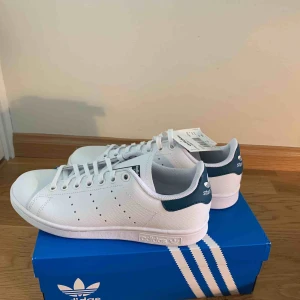  - Skit snygga helt oanvända stan Smith i storlek 38. Säljer då jag har två par nästan likadana😊