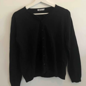  - Säljer denna söta tröja köpt secondhand. Den är i bra skick då jag aldrig använt den. Köparen betalar frakten🪐