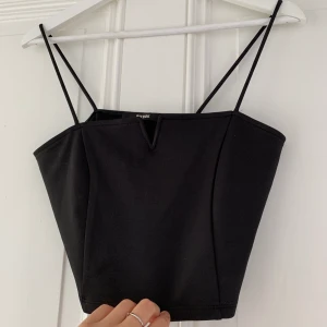 Linne - Fint linne med ett V. Frakt ingår ej 