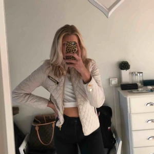  - Beige jacka i fint skick från SAKI Sweden. Använd en säsong och i mycket fint skick. Jackan är i storlek 36 och passar perfekt nu till våren✨✨ 