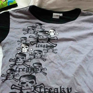  - Världens coolaste t-shirt från hot-pepper! Älskar den men använder inte längre. Storlek 150 men sitter som en S