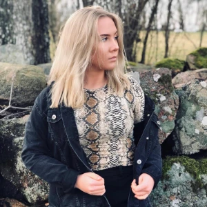 Madlady - Väldigt bra skick! Passar XS och S. Originalpris 300kr. Det är Julia Bergmans kollektion hos Madlady. Frakt ingår inte utan betalas av köparen! Om du har några funderingar så kan du gärna höra av dig!💓