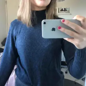 Superfin bekväm mörkblå polo från Vero Moda! Jättemjukt och skönt material💙 Kan fixa fler bilder då denna bild var rätt kass!  Kan mötas upp annars tillkommer frakt Pris kan diskuteras💙💙💙 Säljer den även i svart och grå så kom privat om ni skulle vilja hanågon av dom färgerna👌🏻