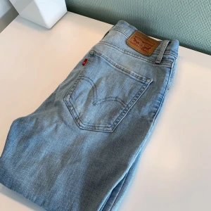 Levi’s jeans  - Levi’s jeans i modellen ”Mile High Super Skinny”. Är i storleken 27 och är lite för korta i benen för mig som är 175cm. Väldigt bra skick🦋 Frakt: 44-66kr