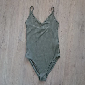 Bodysuit strl S  - Khakigrön bodysuit i storlek S. Använd endast vid ett tillfälle, säljer då den inte kommer till användning mer. 50 kr, köpare står för frakt ❤️ 