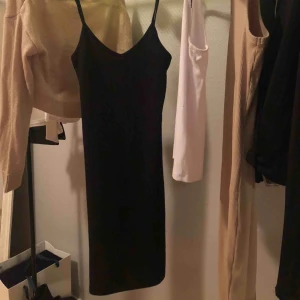  - Tight svart klänning från bikbok, basic men jätte snygg till en väska🌟