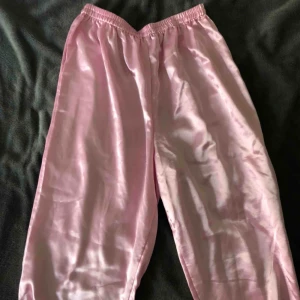  - Fantastiska ”pyjamasbyxor” från humana i den perfekta rosa nyansen. Väldigt stretchiga. Jag är 165 och brukar ha S/M i byxor och dessa passar, men som sagt mkt stretch så passar även större. Möts upp i Hornstull eller skickas mot fraktkostnad. 