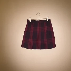 Kjol i storlek 36. - Rutig kjol från Monki i storlek 36. Priset är exklusive frakt.