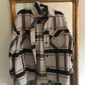  - Jacka från zara! Använd ett fåtal gånger. Köpte står för frakt, hör av dig för fler frågor😊