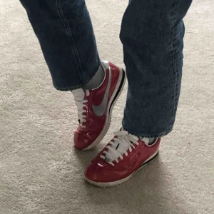  - Ascoola metalliskt röda Nike Cortez. Bra skick och endast använda ett fåtal gånger. (Små i storleken, har själv vanligtvis 39) Möts upp i Sthlm!