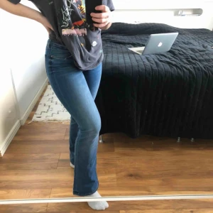  - Bootcut jeans från Lee. Köpare står för frakt