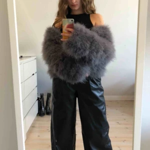 Fluffig mysig jacka - Grålila pälsjacka från DM Retro. Originalpris finns på hemsidan dennismaglic.se, 1399kr. Använd några gånger, men ser faktiskt ut som ny!