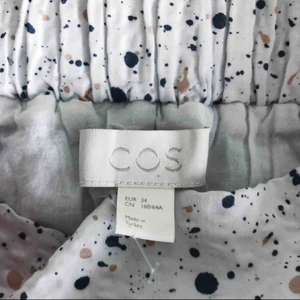  - Superhärlig kjol ifrån COS, köpt förra sommaren, knappt använt! Den är lite längre baktill, framgår på sista bilden!