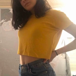  - En söt crop top  i senapsgul 💕