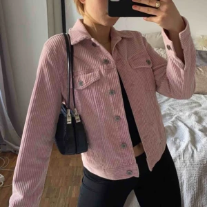 Jacka - Skitcool rosa manchesterjacka från h&m. Perfekt nu till våren! 