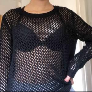 En svart genomskinlig stickad tröja från Gina Tricot i väldigt bra skick. Säljer pga att den aldrig används. OBS! Köpare står för frakt 