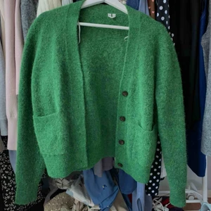  - Stickad kofta i alpaca merino stretch material. Knappast använd därav i ett superskick! Nypris 900kr. I en skogsgrön jättefin färg. 