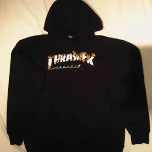 Hej! Säljer min helt nya nya hoodie som jag köpte från USA på nätet. Testad en gång, aldrig tvättad. Jag hann bli en storlek L medans den shippades hit. Finns inte i Sverige. Nypriset är $68, men frakt ($50) och tull ($100) gjorde köpet dyrare.