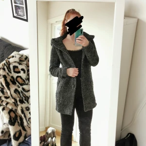 Ullkappa ONLY S - Ullkappa med huva från Only. Använd en säsong men säljer då den inte används de senaste vintrarna. Varm och mysigt, huvan perfekt när man behöver skydd från lite regn. Kan mötas upp i centrala gbg. Hör av er om ni har frågor! [FRAKT INKLUDERAT I PRISET]