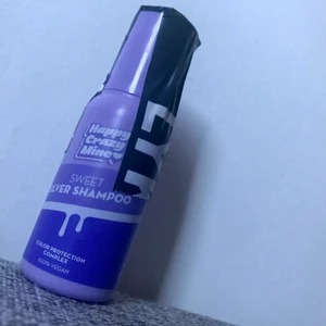 HAPPY CRAZY MINE ❤️ - Nytt silverschsnpo vegabskt. 50ml Ett schampo med violetta färgpigment som rengör och neutraliserar oönskade gula toner på blondt och grått hår. Innehåller den aktiva ingrediensen Blue Seakale som är färgbevarande, skyddar mot värme och ger glans. Provita