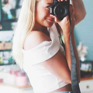  - Of shoulder crop topp från Gina tricot! Frakt tillkommer om den ska skickas.