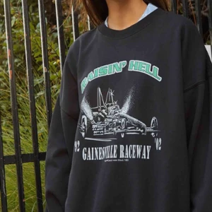  - Oversized tjocktröja med graphic print. Använd en gång. Köpare står för frakt. Dyr eftersom den inte säljs i affär eller online längre 