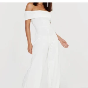 Bohoo jumpsuit strl M - Säljer en helt oanvänd jumpsuit från Bohoo pga att den inte passade mig så bra.Lappar sitter kvar.strl M skulle säga att den är som en S.Säljer endast för att det blev försent att returnera.Priset inkluderar frakt(bild från hemsidan) köpt för 300kr +frakt