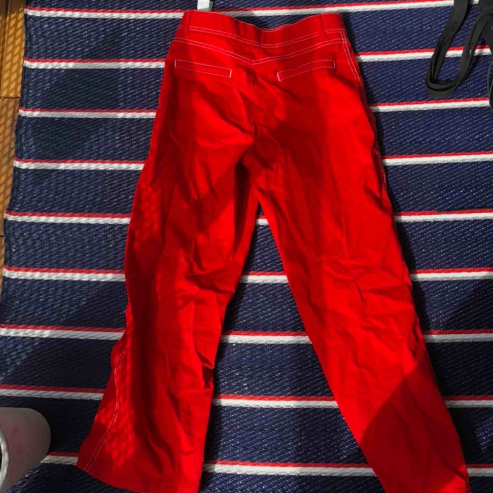 Asfeta röda byxor! Bara använda fåtal gånger! Storlek S från Zara. Fraktar. Jeans & Byxor.