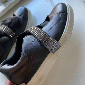  - Säljer dessa snygga skor! Använder de inte då det inte är min stil längre, så knappt använda. Man kan ta av luddet som man ser på bild två om man känner för de☺️ Finns i Karlskrona men kan även skicka!✨🦋