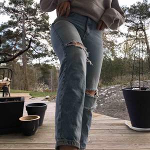Trendiga mom jeans med hål från zara! Köpta för ungefär 1 mån men säljer pga för korta. Använda ett fåtal gånger. Frakt tillkommer🥰