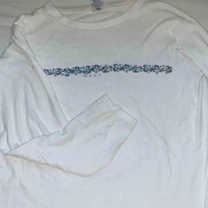  - Skit gullig Hawaii inspirerad long sleeve! Står Maui på och är en storlek S/M