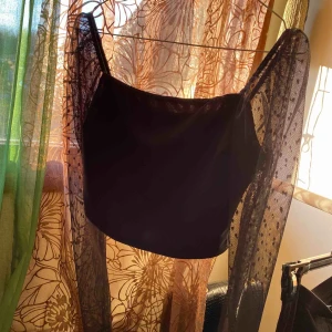  - Cropped mesh topp med mönster på armarna . Aldrig använd (prislapp finns kvar )  Köparen står för frakten , kan ge dig personligen ifall du bor iKatrineholm och Linköping  