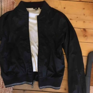  - VANS jacka i M men är som S. Väldigt liten. Supersnygg! Använd en gång. Säljer pga för liten. Perfekt vårjacka!