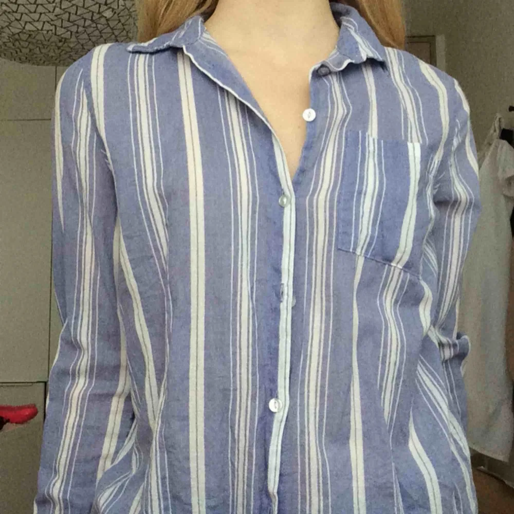 Somrig skjorta med blåa och vita ränder🌊. Skjortor.