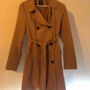  - Beige kappa i tunnare material, perfekt till sommaren och våren💕