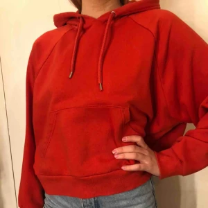  - Röd hoodie, lite vid och croppad i midjan💖kan mötas upp i Karlstad annars tillkommer frakt!