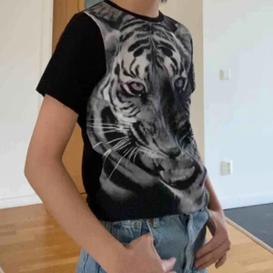  - Jättecool t shirt med lejonprint. Man får cool elephant vibsen, priset går att diskuteras, frakt 50kr😊💕