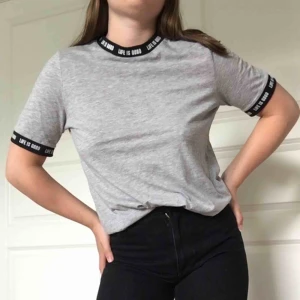  - T-shirt från vero moda där det står ”Life is good” vid krage och ärmar. Snygge relaxed fit. Frakt på 33kr tillkommer!