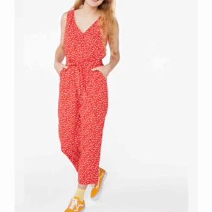  - Somrig jumpsuit från Monki. Otroligt luftig och skön, och sitter riktigt snyggt irl! Nypris 350:- använd ca 3 gånger. Möts upp i centrala Stockholm annars tillkommer frakt 🌹